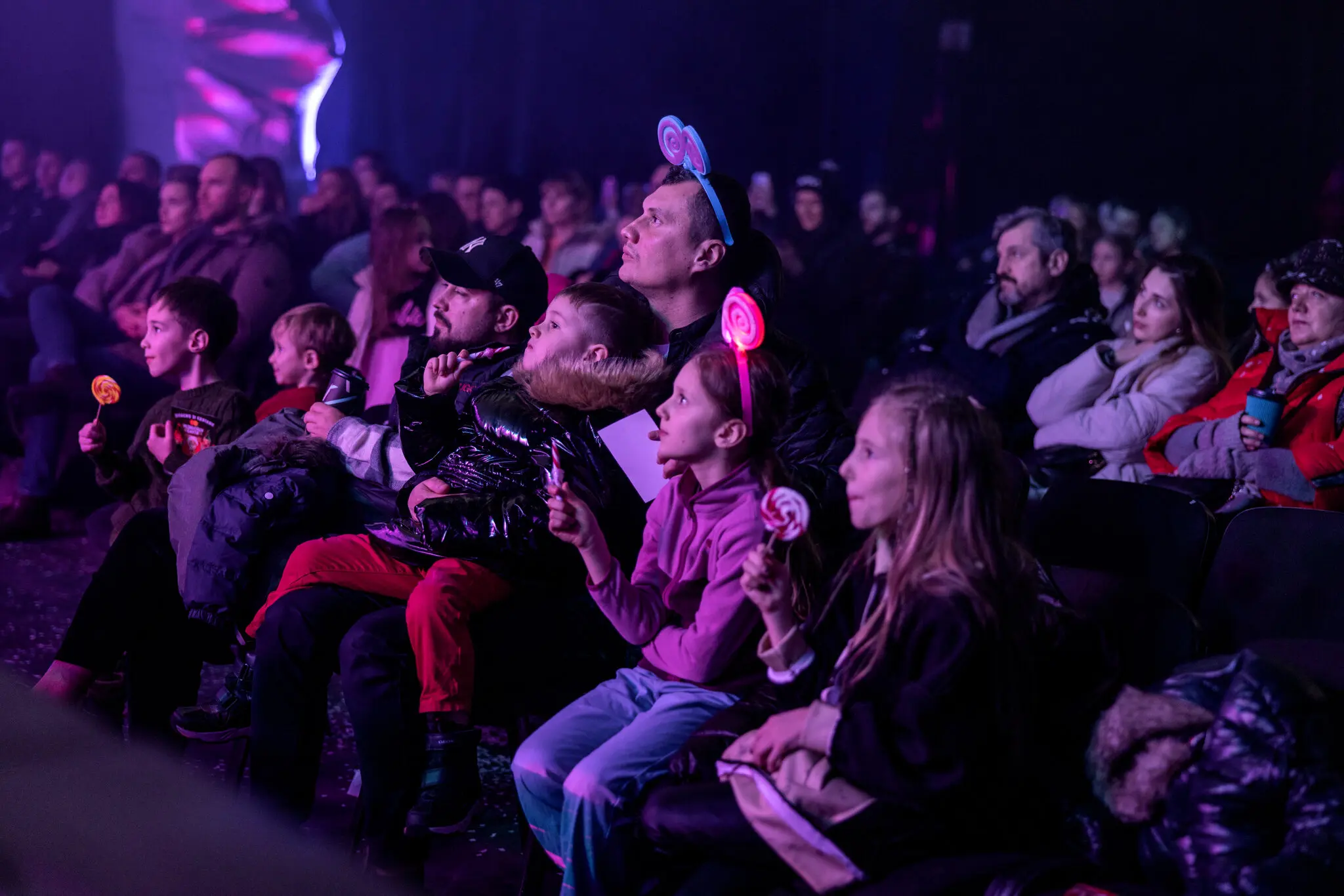 Насолоджуючись виступом.